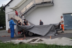 Der Zeltanhänger wird vorbereitet.