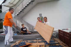Der Anhänger wird beladen.