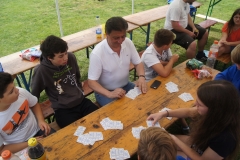 Herr Tipi wird in die Kunst des Kartenspielens eingeführt...