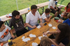 Herr Tipi wird in die Kunst des Kartenspielens eingeführt...