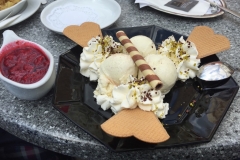 Vanille-Eis mit heißen Himbeeren