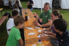 Karten spielen.