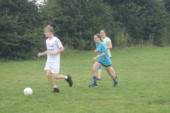 Team A und Team C beim Fußballspielen