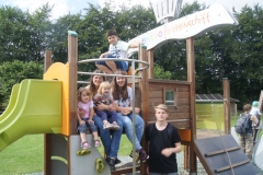 Wir stürmen das Klettergerüst