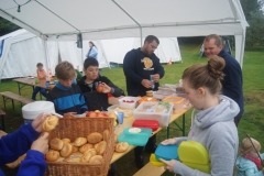 Müde Gesichter beim frühen Lunchpaket-packen