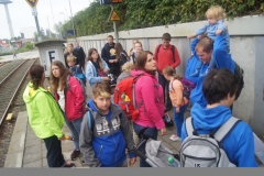 Wir warten auf den Zug.