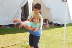 Laura und Jonas mit dem Fliegerlied.