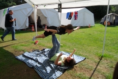 Vanessa und Katharina mit einer Akrobatiknummer.