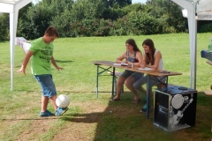 Maximilian balanciert den Ball.